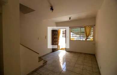 Imagem: A casa possui 2 Dormitórios, 1 Banheiro, 1 Vaga na garagem