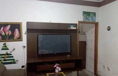 Imagem: A casa possui 2 Dormitórios, 1 Banheiro, 2 Vagas na garagem