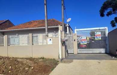 Imagem: A casa possui 3 Dormitórios, 1 Banheiro, 2 Vagas na garagem