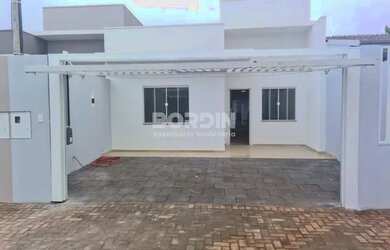 Imagem: A casa possui 3 Dormitórios, 2 Banheiros, 2 Vagas na garagem