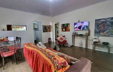 Imagem: A casa possui 3 Dormitórios, 2 Banheiros, 2 Vagas na garagem