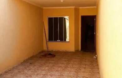 Imagem: A casa possui 3 Dormitórios, 1 Banheiro, 1 Vaga na garagem