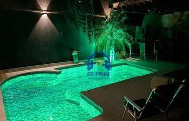 Imagem: A casa possui 3 Dormitórios, 3 Banheiros, 2 Vagas na garagem