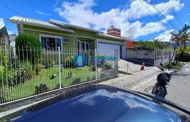 Imagem: A casa possui 3 Dormitórios, 1 Banheiro, 3 Vagas na garagem
