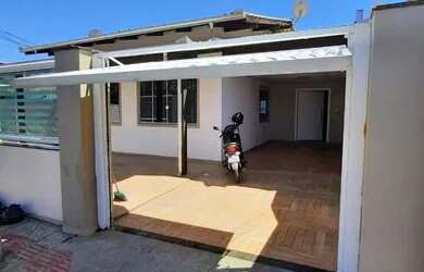 Imagem: A casa possui 3 Dormitórios, 2 Banheiros, 2 Vagas na garagem