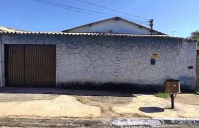 Imagem: A casa possui 4 Dormitórios, 3 Banheiros, 4 Vagas na garagem