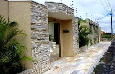 Imagem: A casa possui 3 Dormitórios, 2 Banheiros, 2 Vagas na garagem