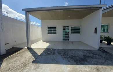 Imagem: A casa possui 2 Dormitórios, 1 Banheiro, 2 Vagas na garagem