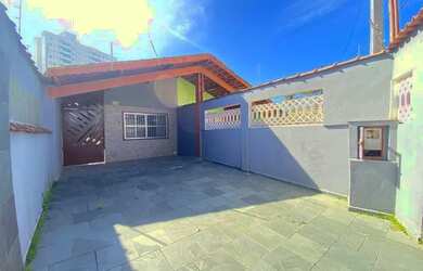 Imagem: A casa possui 2 Dormitórios, 2 Banheiros, 3 Vagas na garagem