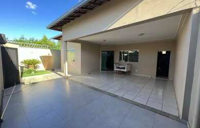 Imagem: A casa possui 3 Dormitórios, 4 Banheiros, 2 Vagas na garagem