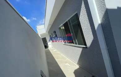 Imagem: A casa possui 3 Dormitórios, 2 Banheiros, 1 Vaga na garagem