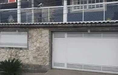 Imagem: A casa possui 3 Dormitórios, 3 Banheiros, 2 Vagas na garagem