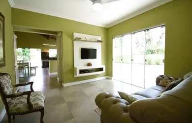 Imagem: A casa possui 3 Dormitórios, 2 Banheiros, 2 Vagas na garagem