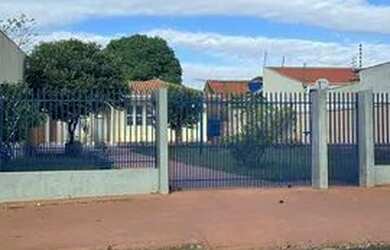 Imagem: A casa possui 3 Dormitórios, 1 Banheiro, 1 Vaga na garagem