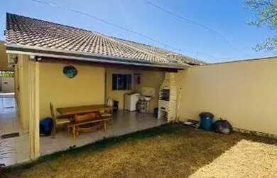 Imagem: A casa possui 2 Dormitórios, 2 Banheiros, 2 Vagas na garagem