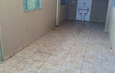 Imagem: A casa possui 1 Dormitório e 1 Banheiro e está localizado