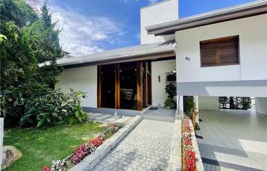 Imagem: A casa possui 3 Dormitórios, 5 Banheiros, 4 Vagas na garagem