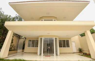 Imagem: A casa possui 4 Dormitórios, 4 Banheiros, 5 Vagas na garagem