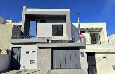 Imagem: A casa possui 3 Dormitórios, 2 Banheiros, 3 Vagas na garagem