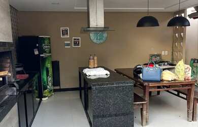 Imagem: A casa possui 2 Dormitórios, Acomodam 10 pessoas, 1 Vaga na