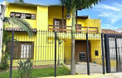 Imagem: A casa possui 4 Dormitórios, 3 Banheiros, 5 Vagas na garagem