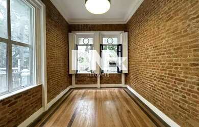 Imagem: O depósito possui 3 Vagas na garagem, 433m² de Área e está