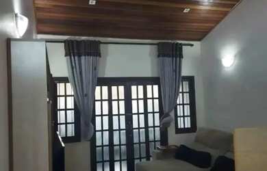 Imagem: A casa possui 4 Dormitórios, 3 Banheiros, 2 Vagas na garagem