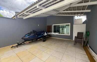 Imagem: A casa possui 3 Dormitórios, 2 Banheiros, 4 Vagas na garagem