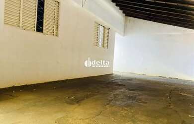 Imagem: A casa possui 3 Dormitórios, 2 Banheiros, 3 Vagas na garagem