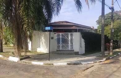 Imagem: A casa possui 3 Dormitórios, 2 Banheiros, 2 Vagas na garagem