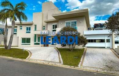 Imagem: A casa em condomínio possui 4 Dormitórios, 5 Banheiros, 3