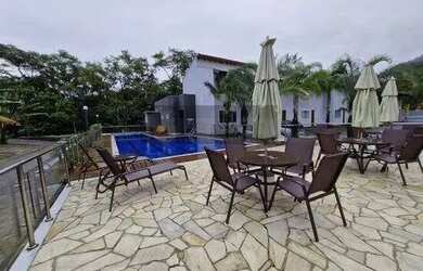 Imagem: A casa possui 3 Dormitórios, 3 Banheiros, 2 Vagas na garagem