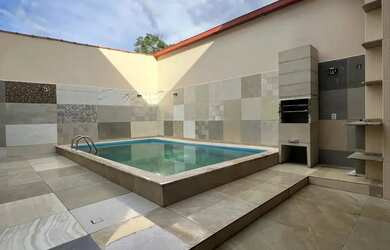 Imagem: A casa possui 3 Dormitórios, 1 Banheiro, 2 Vagas na garagem