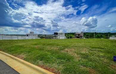 Imagem: O terreno possui 275m² de Área, Imóvel novo e está localizado