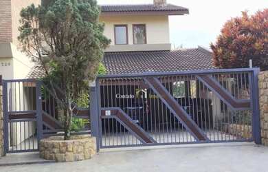 Imagem: A casa possui 3 Dormitórios, 5 Banheiros, 4 Vagas na garagem