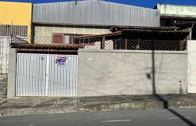 Imagem: A casa possui 3 Dormitórios, 2 Banheiros, 1 Vaga na garagem