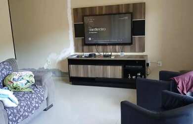 Imagem: A casa possui 3 Dormitórios, 2 Banheiros, 1 Vaga na garagem