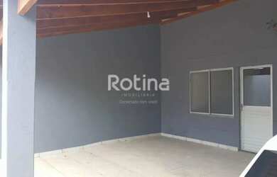 Imagem: A casa possui 3 Dormitórios, 2 Banheiros, 2 Vagas na garagem