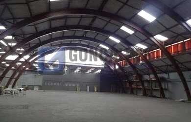 Imagem: O depósito possui 5 Vagas na garagem, 3700m² de Área e está