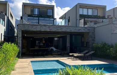 Imagem: A casa em condomínio possui 4 Dormitórios, 5 Banheiros, 2