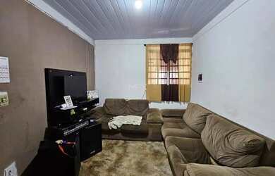 Imagem: A casa possui 2 Dormitórios, 1 Banheiro, 2 Vagas na garagem