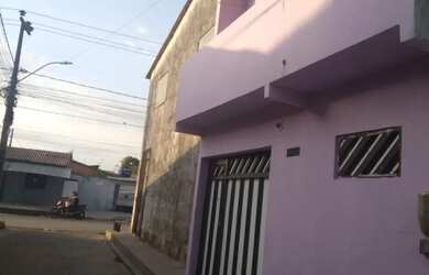 Imagem: A casa possui 2 Dormitórios, 1 Banheiro e está localizado