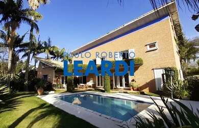 Imagem: A casa em condomínio possui 4 Dormitórios, 5 Banheiros, 4