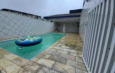 Imagem: A casa possui 3 Dormitórios, 3 Banheiros e 196m² de Área