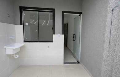 Imagem: A casa possui 1 Dormitório, 1 Banheiro, 1 Vaga na garagem e