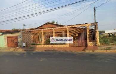 Imagem: A casa possui 4 Dormitórios, 4 Banheiros, 1 Vaga na garagem