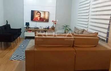 Imagem: A casa possui 4 Dormitórios, 3 Banheiros, 2 Vagas na garagem