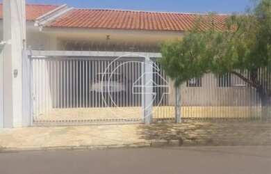 Imagem: A casa possui 3 Dormitórios, 1 Banheiro, 2 Vagas na garagem