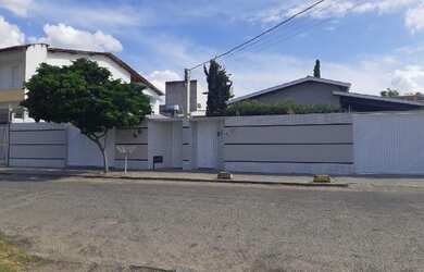 Imagem: A casa possui 4 Dormitórios, 5 Banheiros, 4 Vagas na garagem