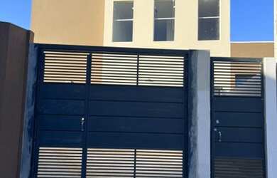 Imagem: A casa possui 3 Dormitórios, 2 Banheiros, 1 Vaga na garagem